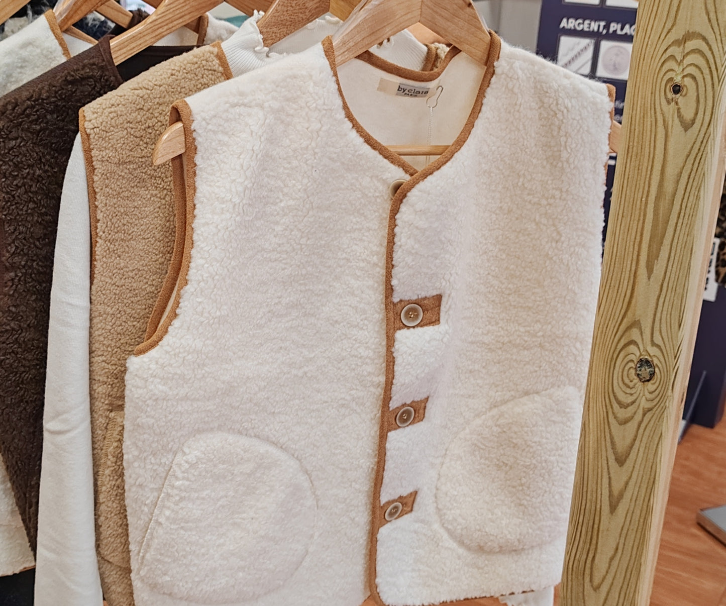Gilet sans manches effet mouton à boutons