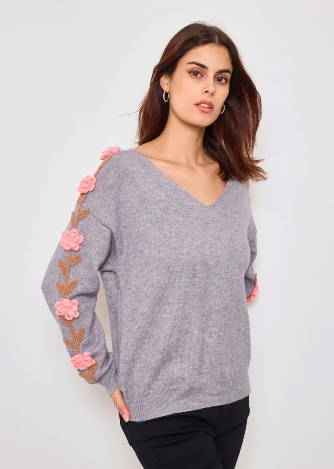 Pull col V avec fleurs sur les manches – Élégant & féminin