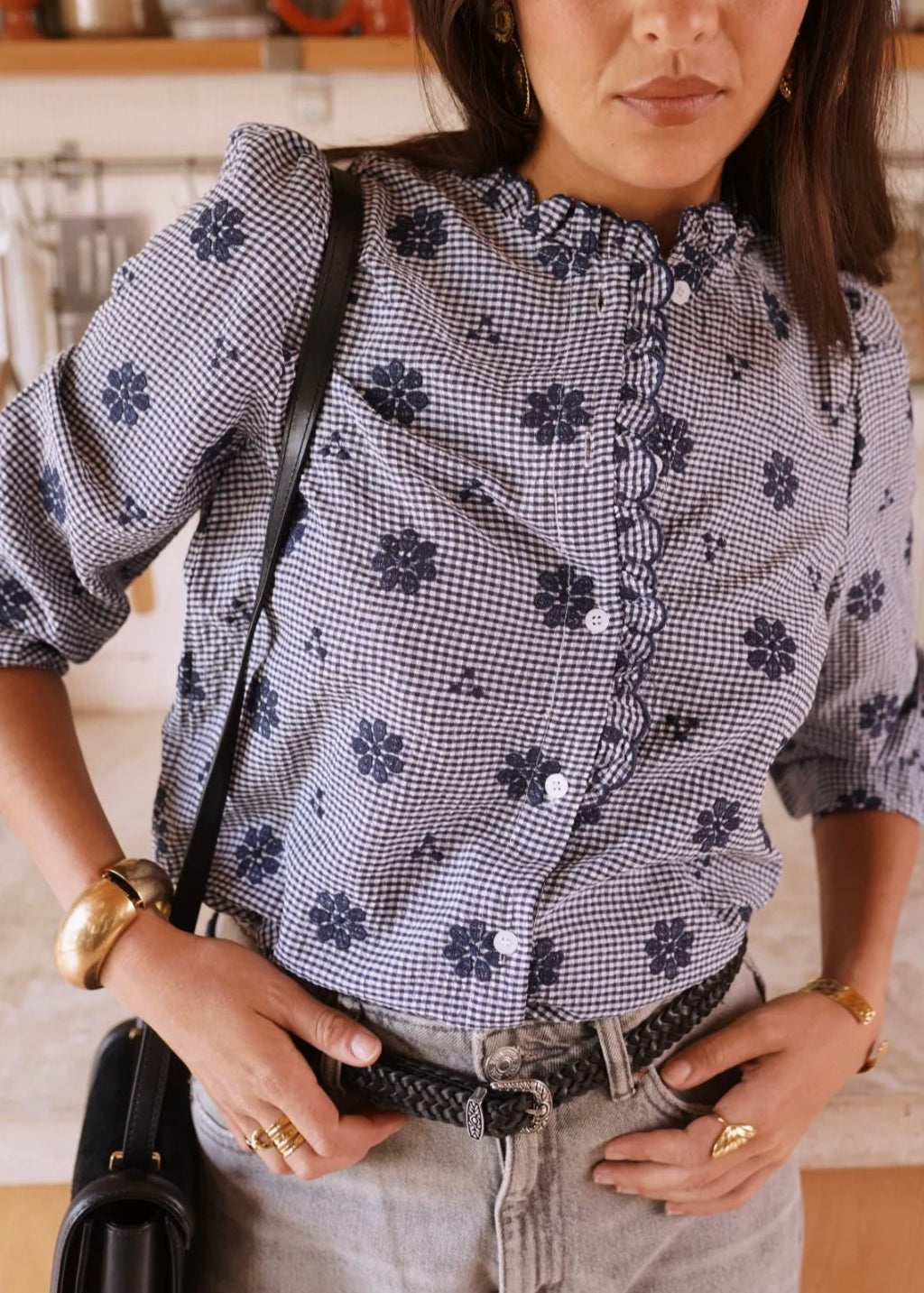 Blouse Bleu à broderies florales - élégance discrète et féminine