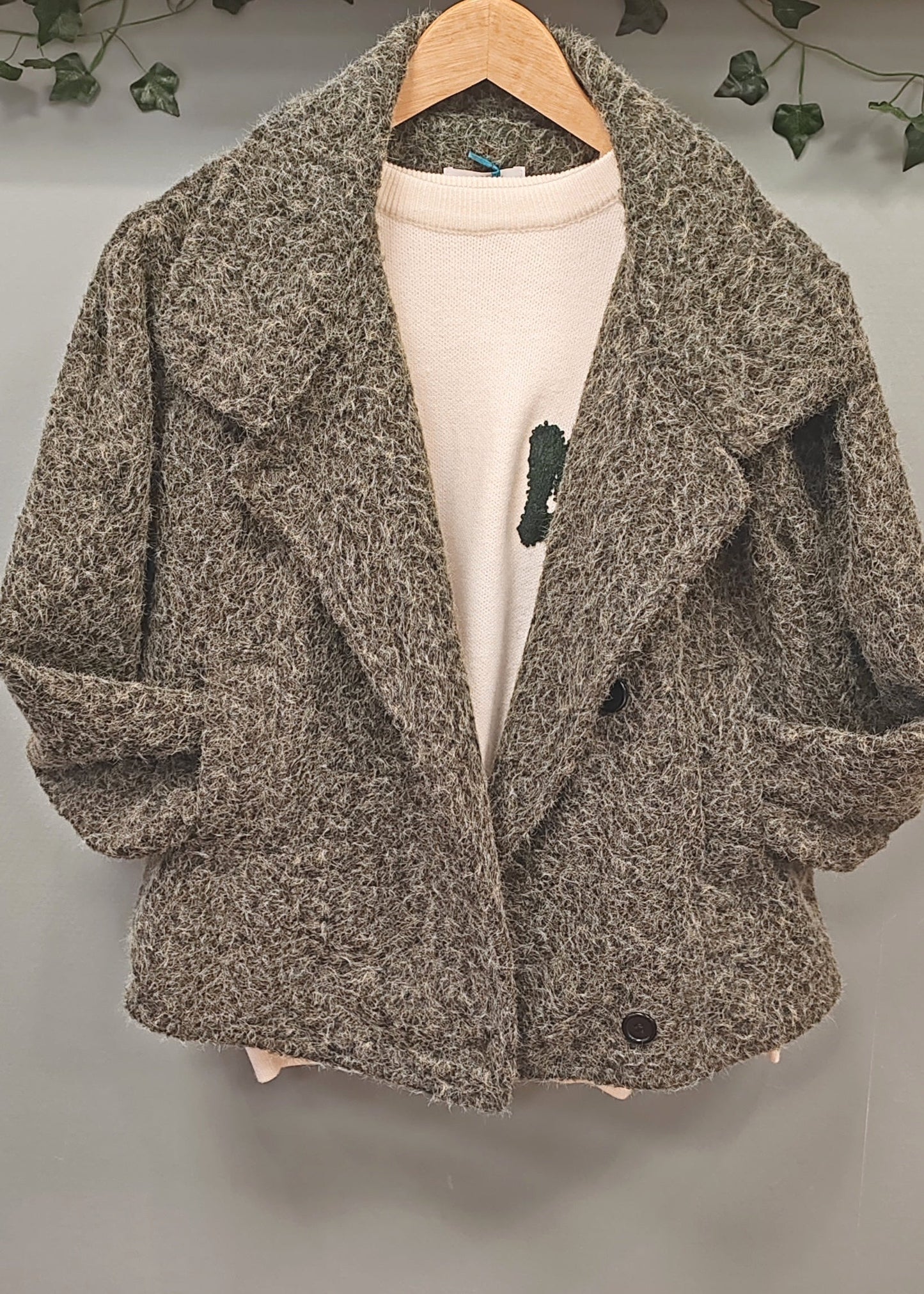 Veste en laine kaki à manches longues – Style naturel et chaleur élégante Vogue N°8