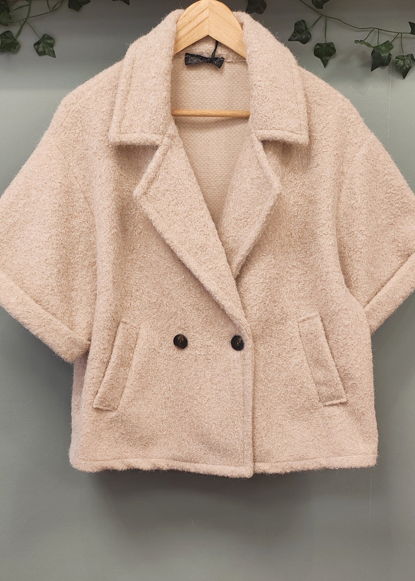 Veste à manches courtes en couleur beige – Élégance légère pour toutes les saisons Vogue N°8