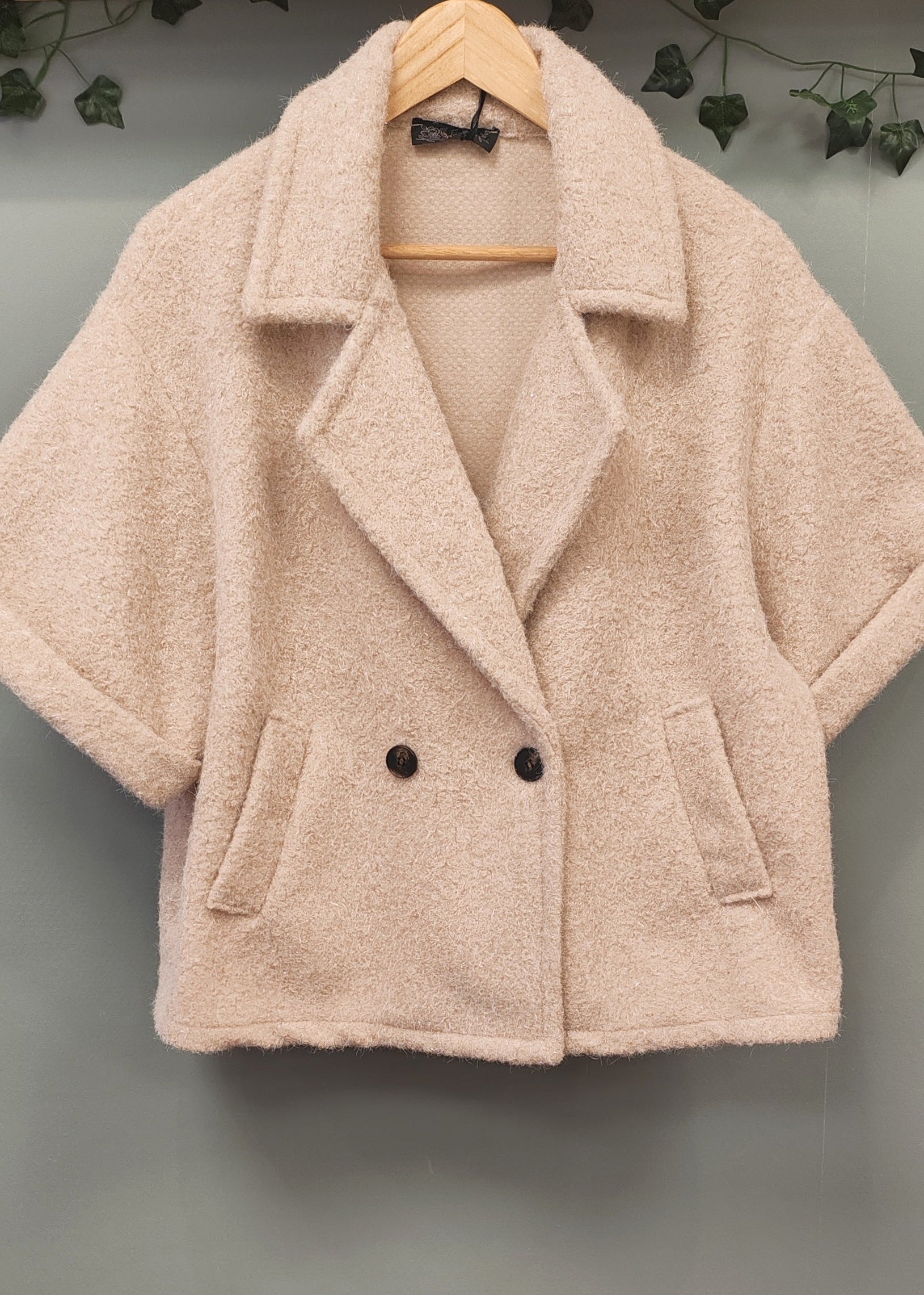 Veste à manches courtes en couleur beige – Élégance légère pour toutes les saisons Vogue N°8