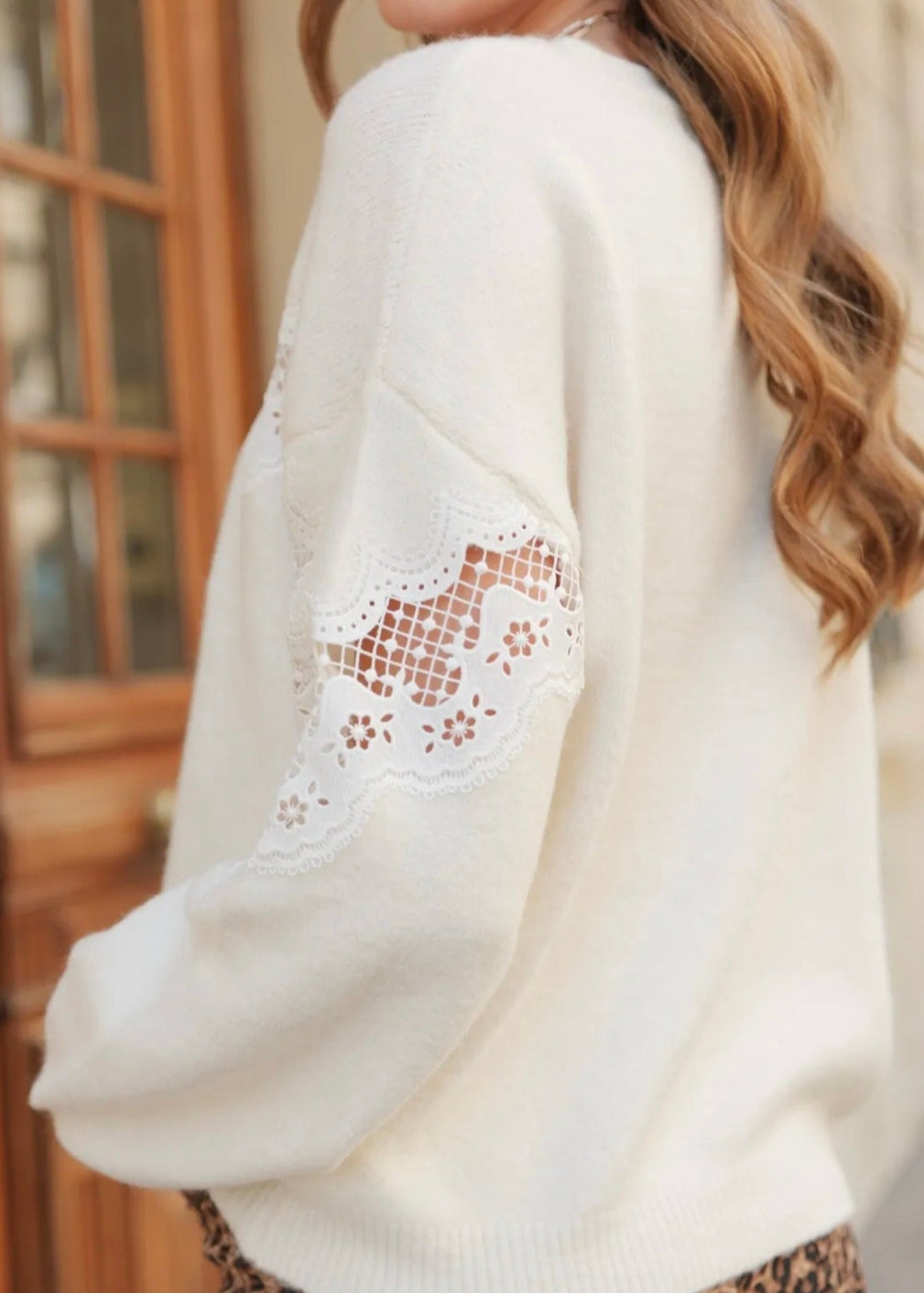 Pull blanc col rond avec dentelle – Printemps femme