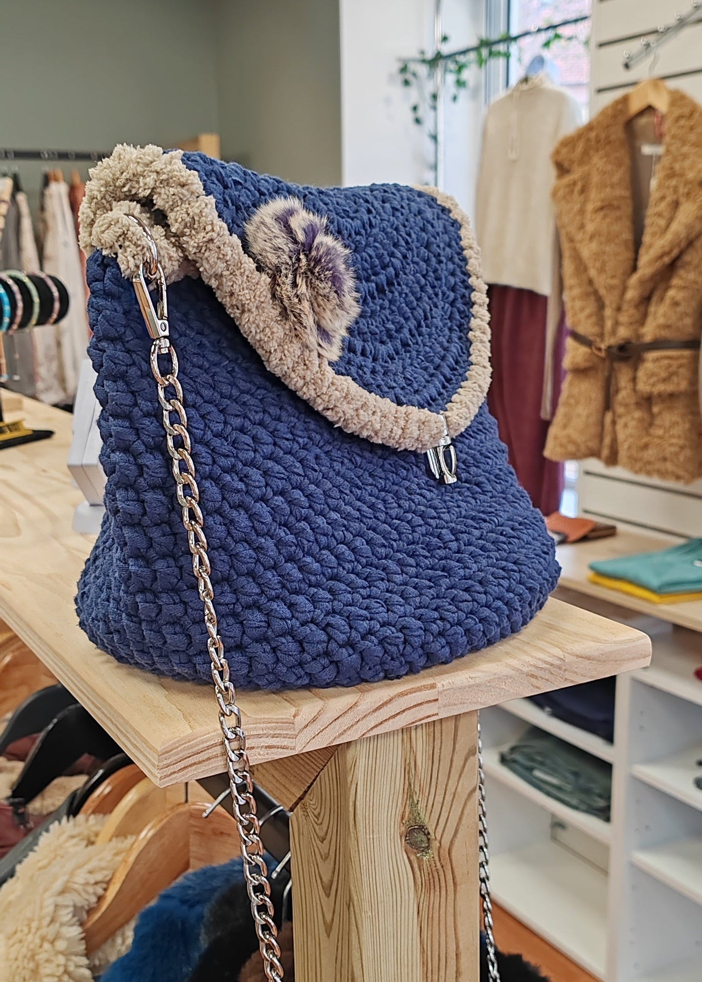 Sac à main au crochet Bleu foncé avec effet mouton Vogue N°8