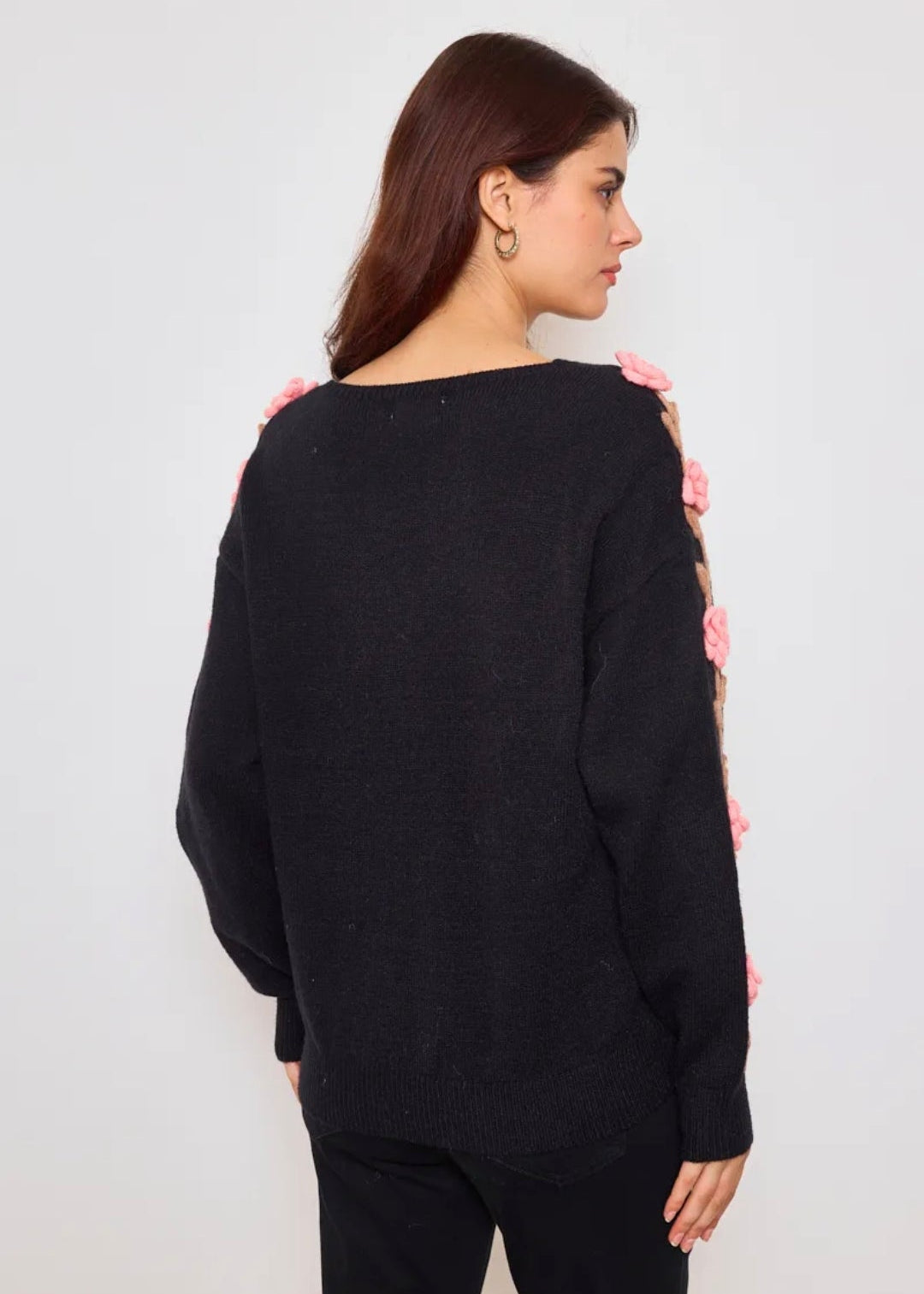Pull col V avec fleurs sur les manches – Élégant & féminin