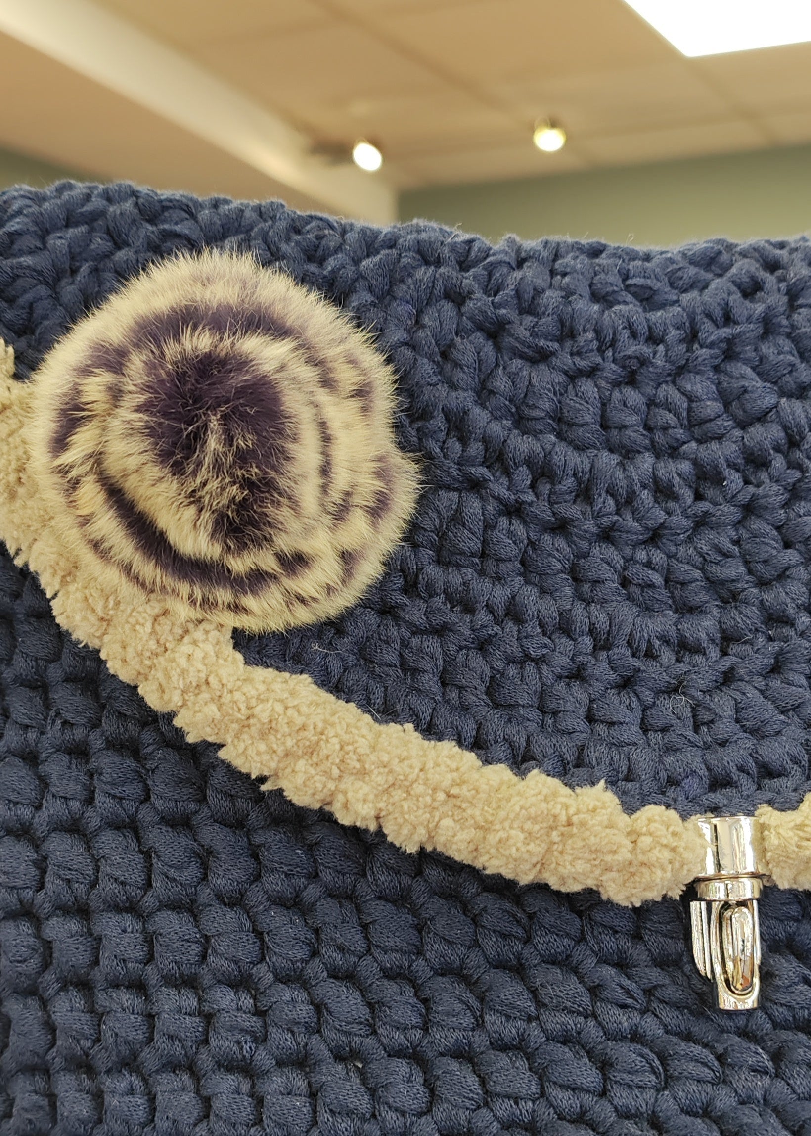 Sac à main au crochet Bleu foncé avec effet mouton Vogue N°8