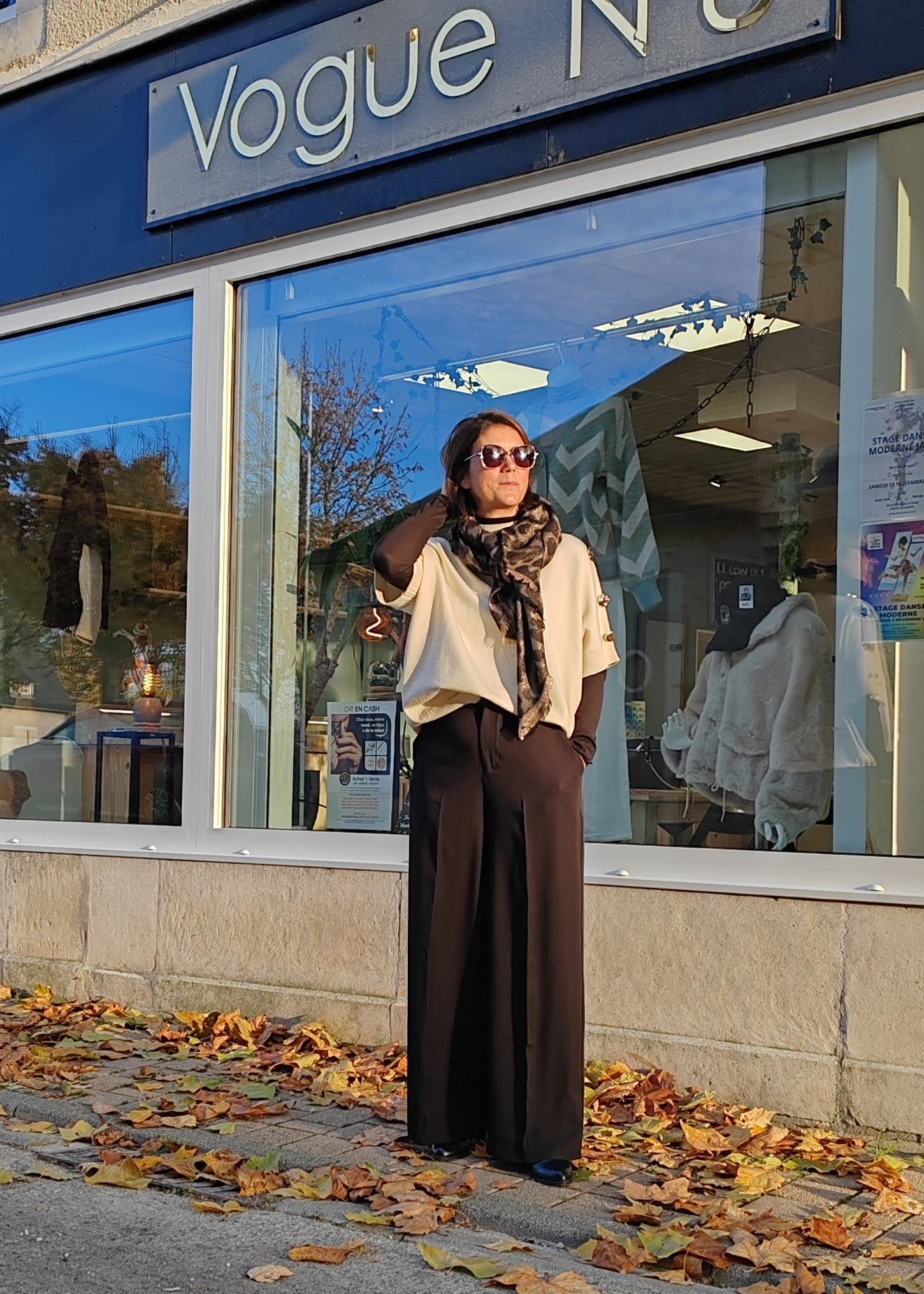 Pull à manches courtes décontracté avec boutons métallisés – Style chic et confortable Vogue N°8