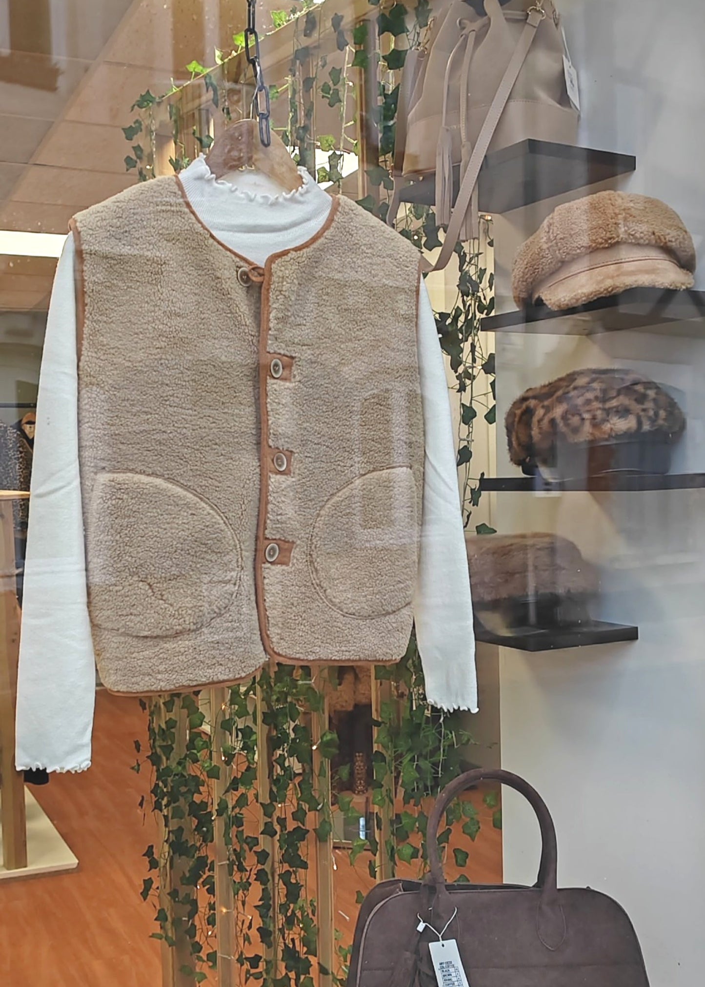 Gilet sans manches effet mouton à boutons