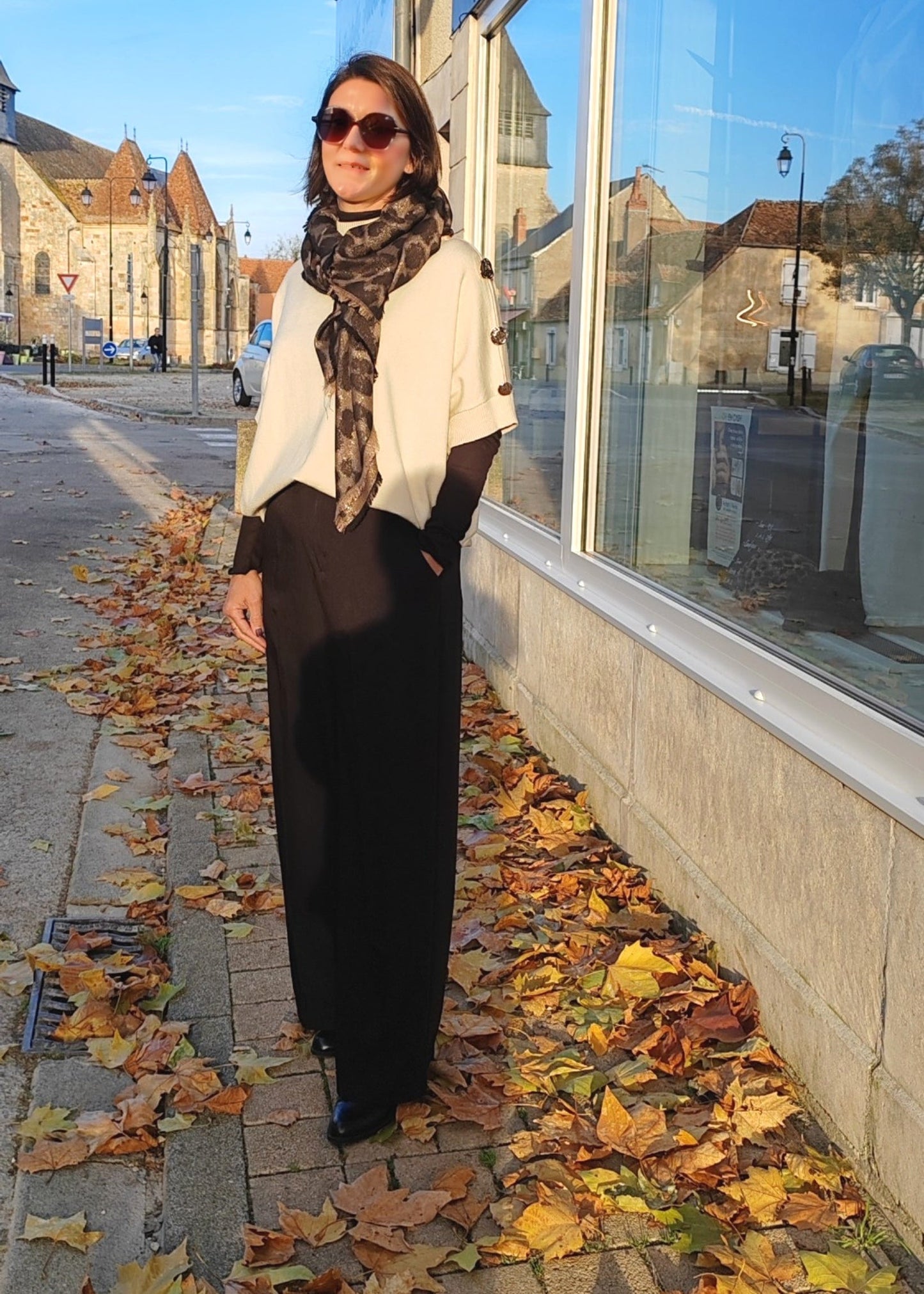 Pull à manches courtes décontracté avec boutons métallisés – Style chic et confortable Vogue N°8