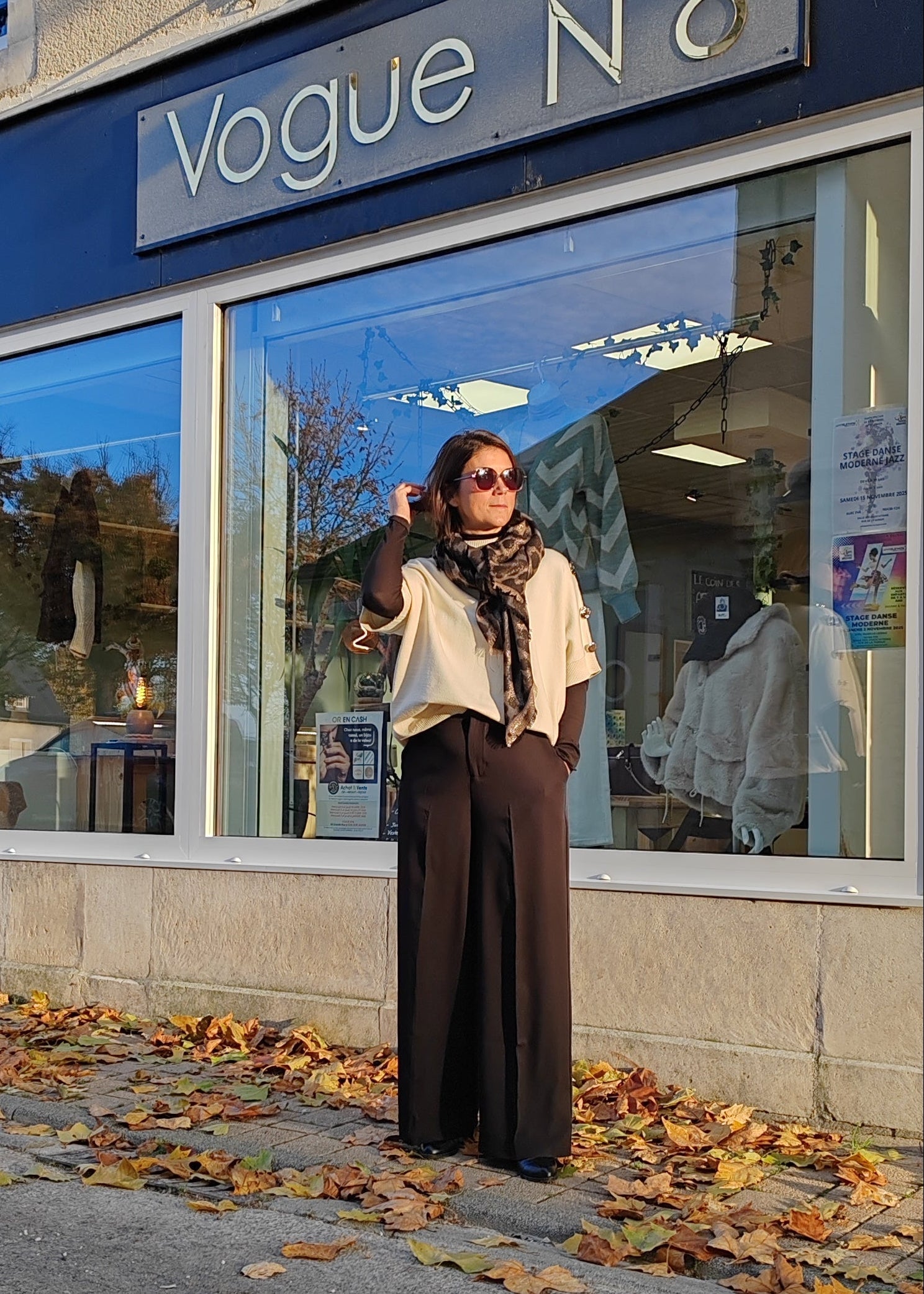 Pull à manches courtes décontracté avec boutons métallisés – Style chic et confortable Vogue N°8