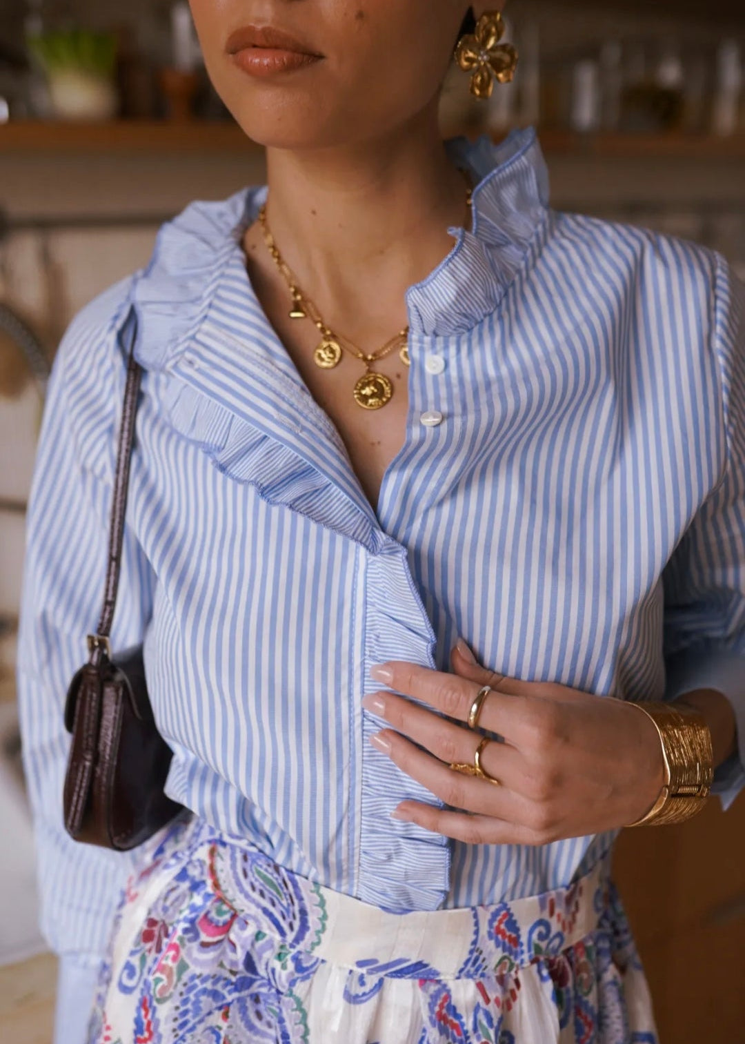 Chemise rayée à col volanté – Féminité et modernité