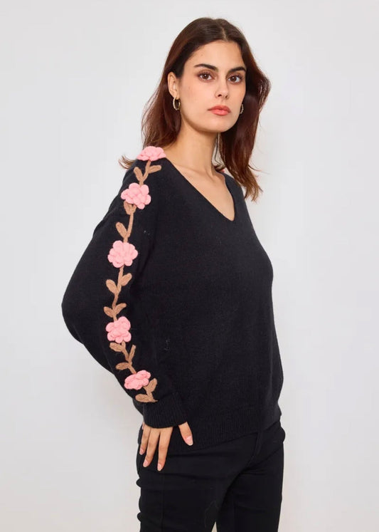 Pull col V avec fleurs sur les manches – Élégant & féminin