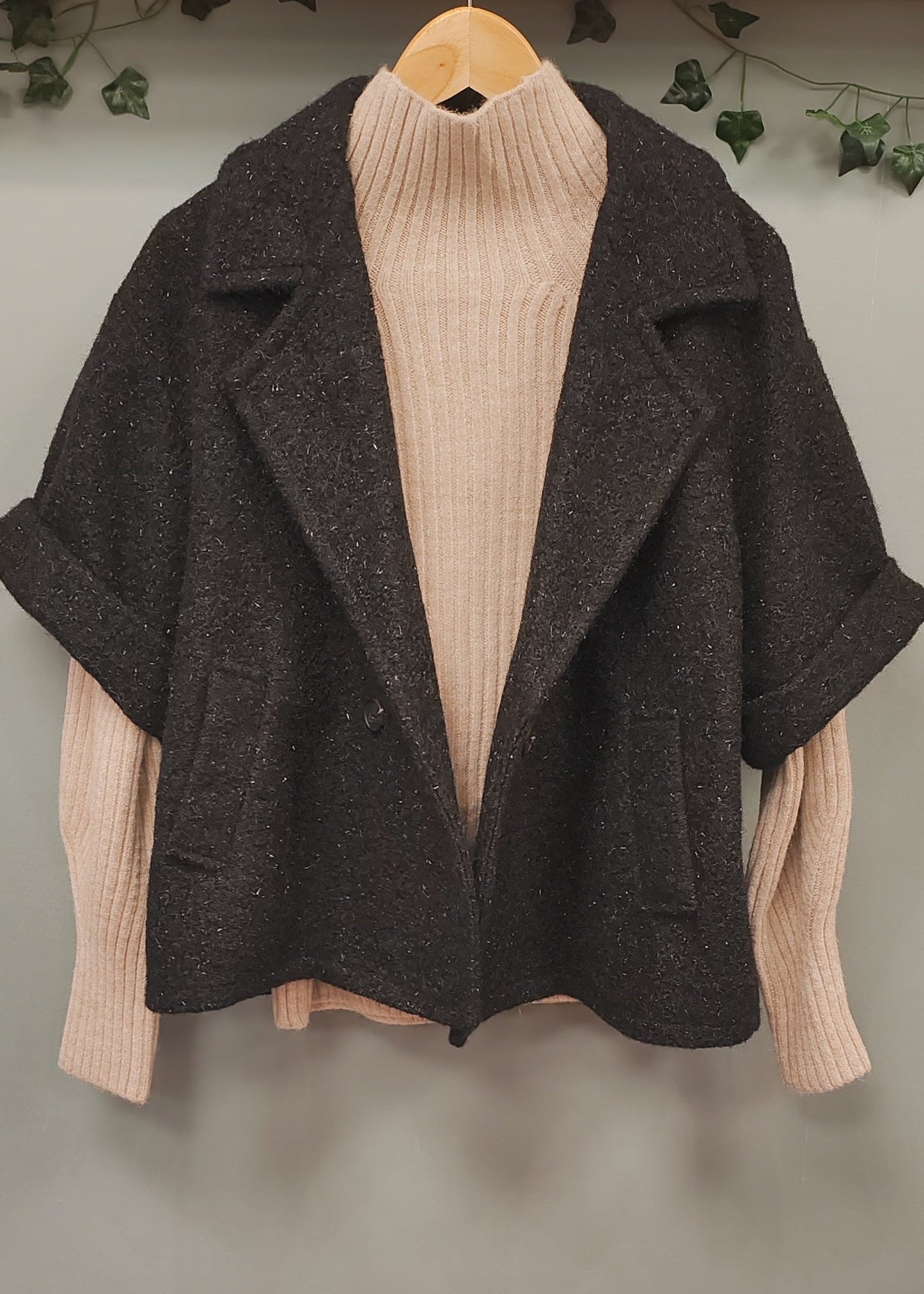 Veste manche courte noire – Élégance intemporelle et style moderne Vogue N°8