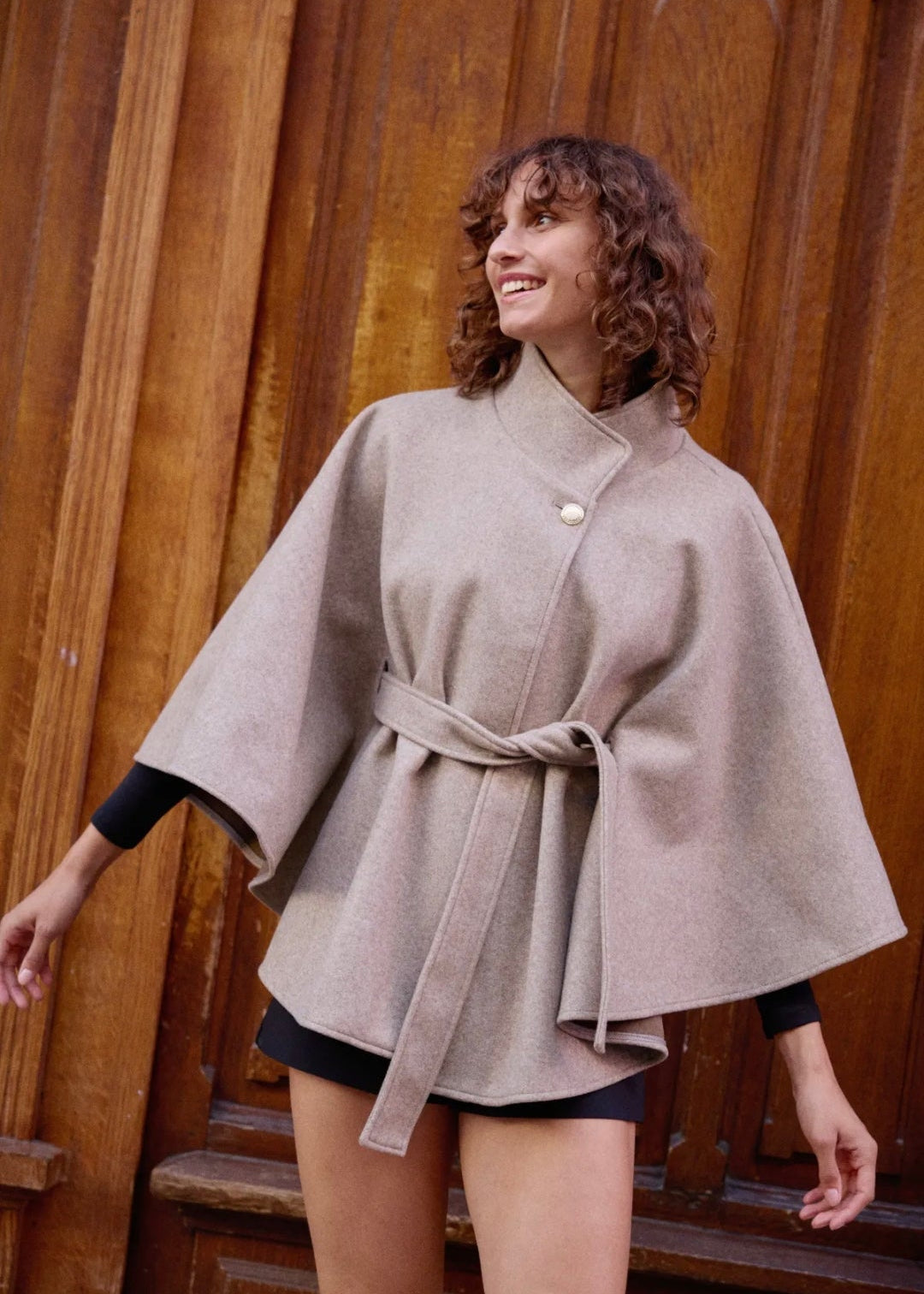 Cape en lainage avec ceinture et col montant Ky Création