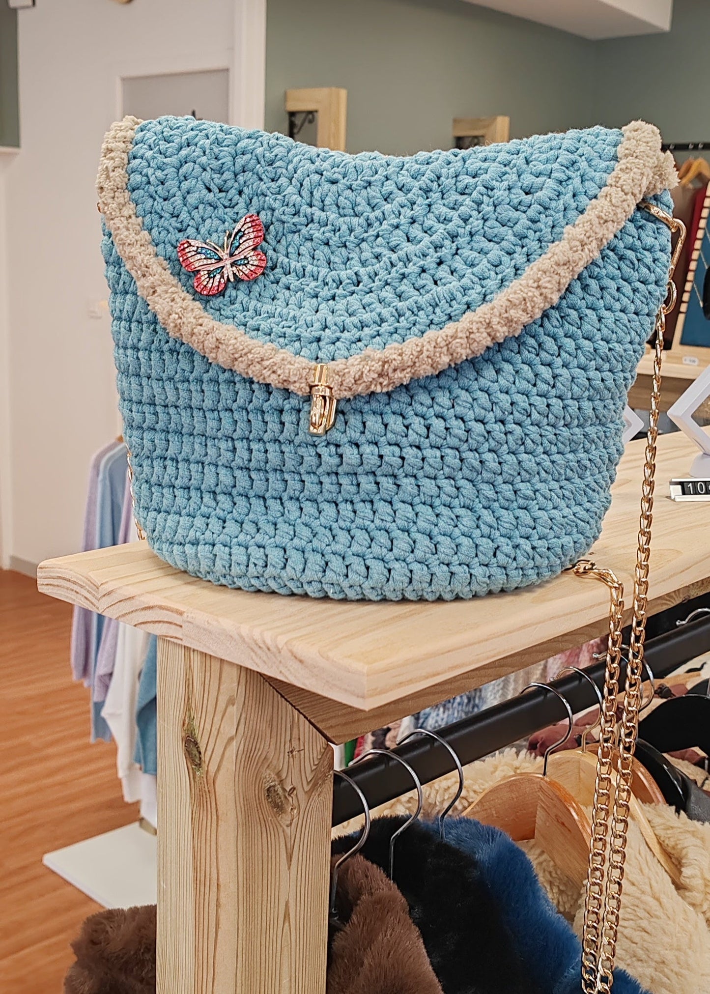 Sac à main au crochet Bleu ciel avec déco mouton Vogue N°8