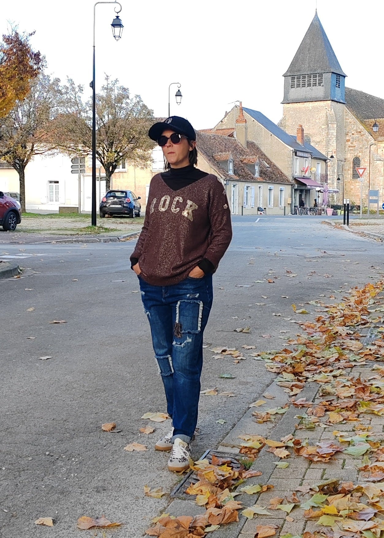 Pull choco brillant motif rock – Style audacieux et tendance Vogue N°8