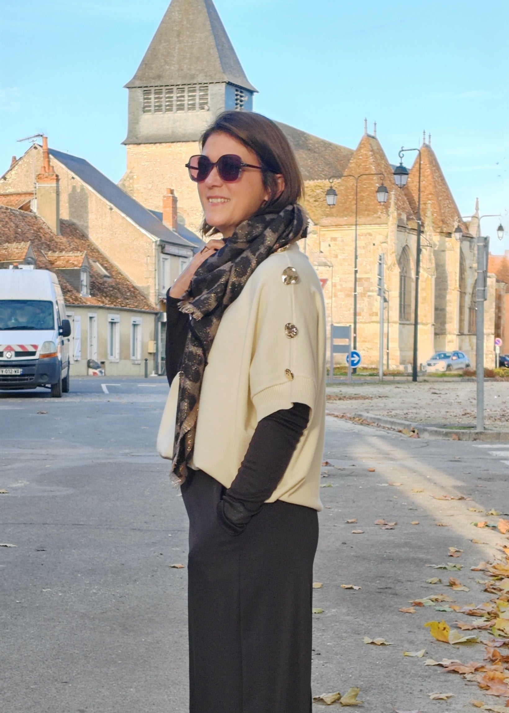 Pull à manches courtes décontracté avec boutons métallisés – Style chic et confortable Vogue N°8