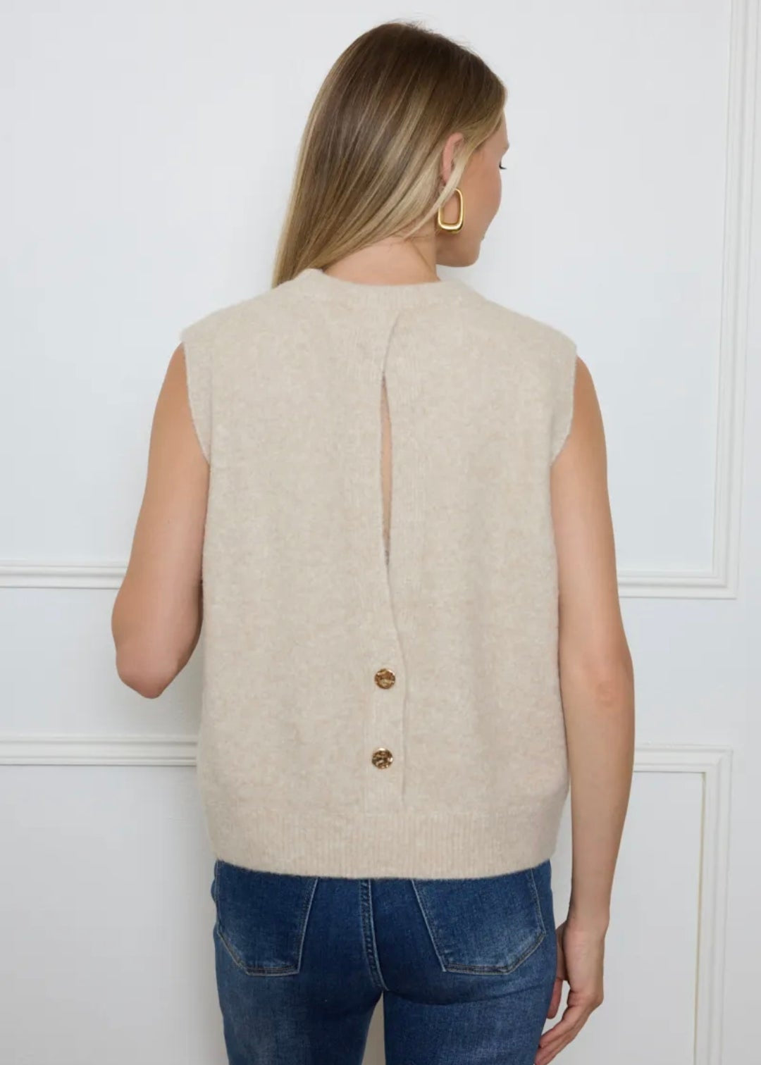 Pull sans manches, élégante ouverture au dos avec boutons By Clara