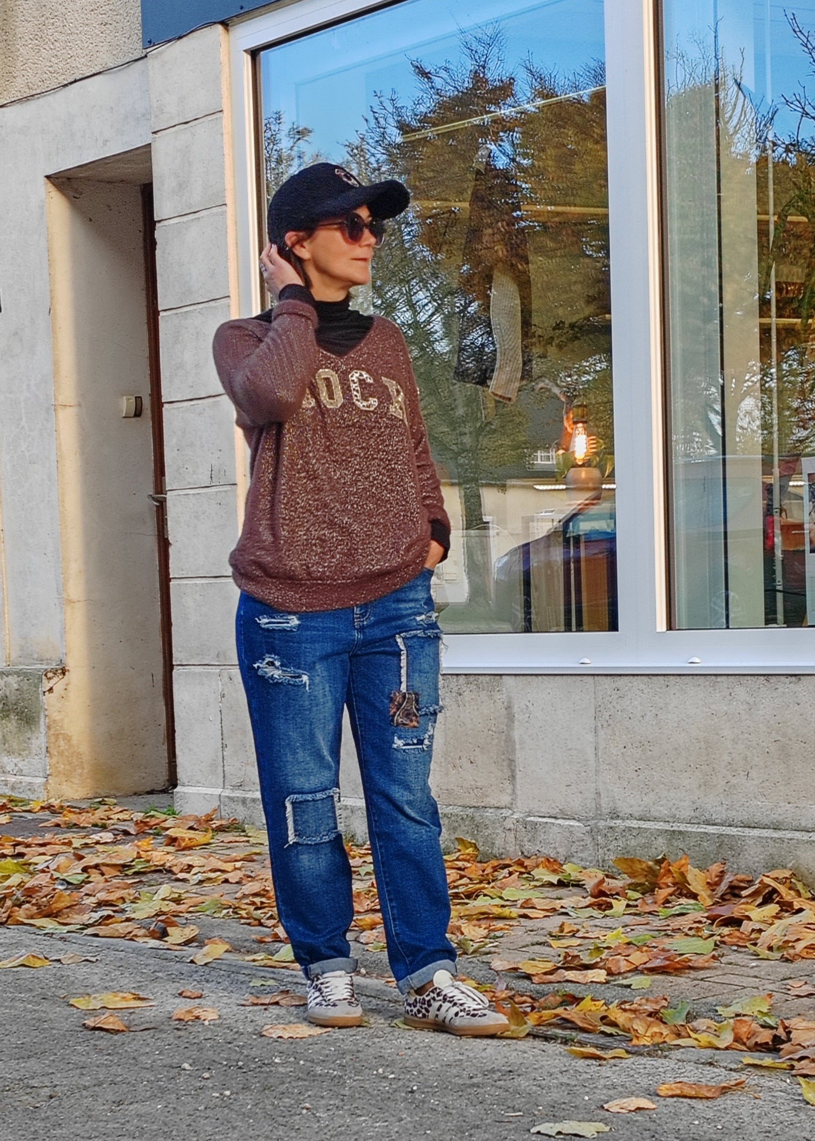 Pull choco brillant motif rock – Style audacieux et tendance Vogue N°8