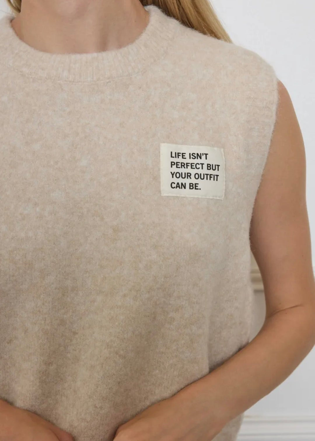 Pull sans manches, élégante ouverture au dos avec boutons By Clara