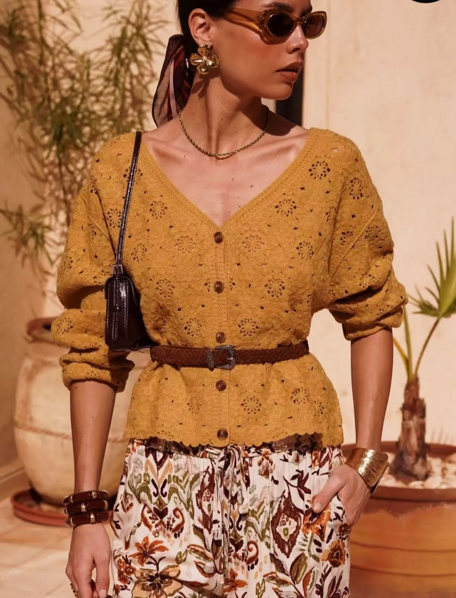 Gilet cardigan en maille Ajourée Ocre – Esprit Bohème Chic