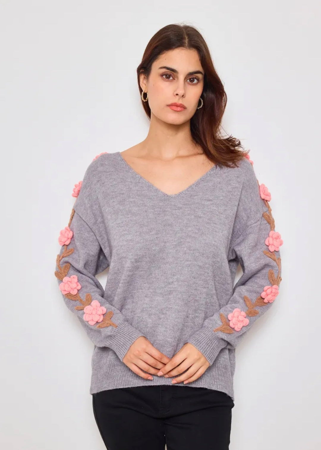 Pull col V avec fleurs sur les manches – Élégant & féminin