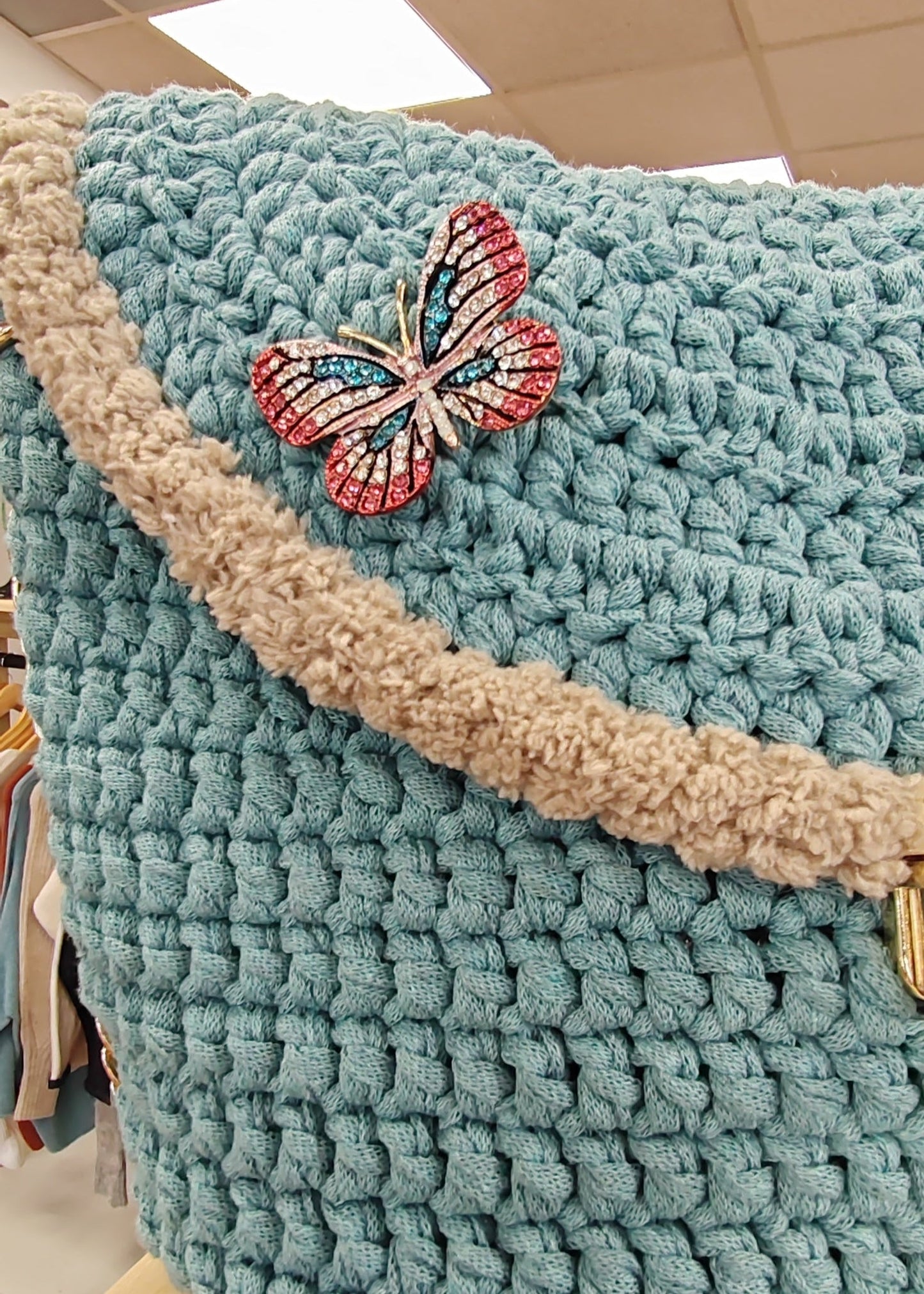 Sac à main au crochet Bleu ciel avec déco mouton Vogue N°8