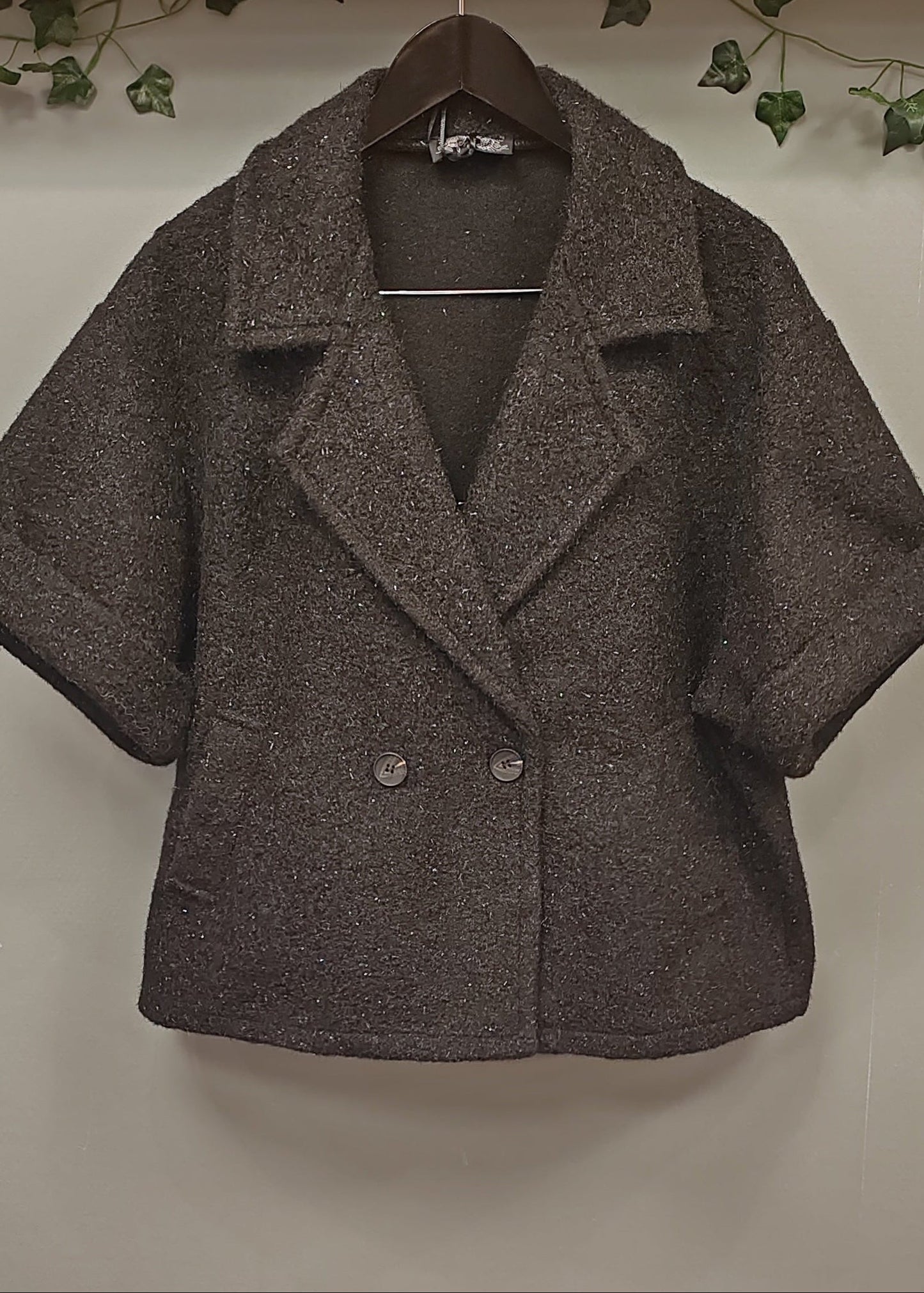 Veste manche courte noire – Élégance intemporelle et style moderne Vogue N°8