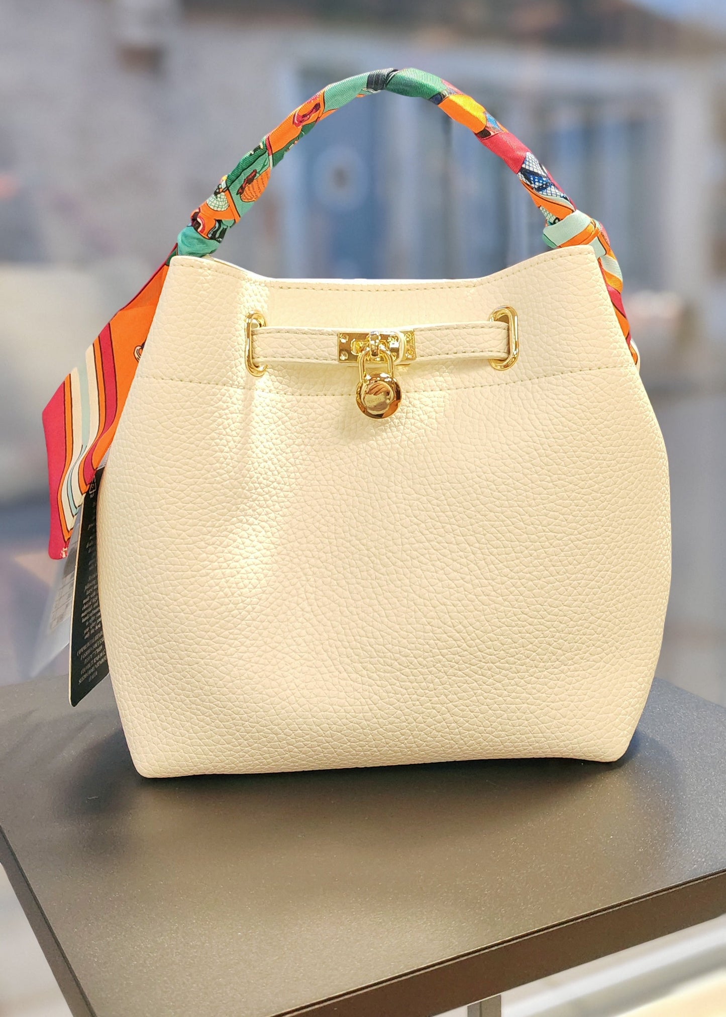 Sac à main avec ruban coloré noué sur la poignée – Accessoire tendance Vogue N°8