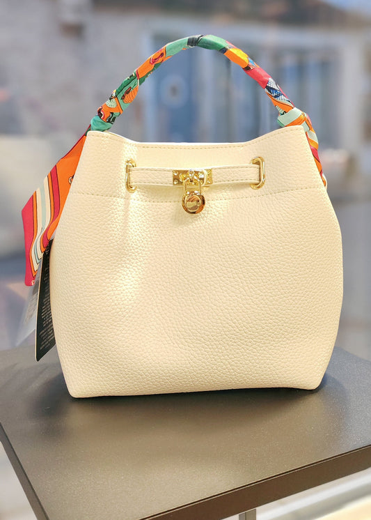 Sac à main avec ruban coloré noué sur la poignée – Accessoire tendance Vogue N°8