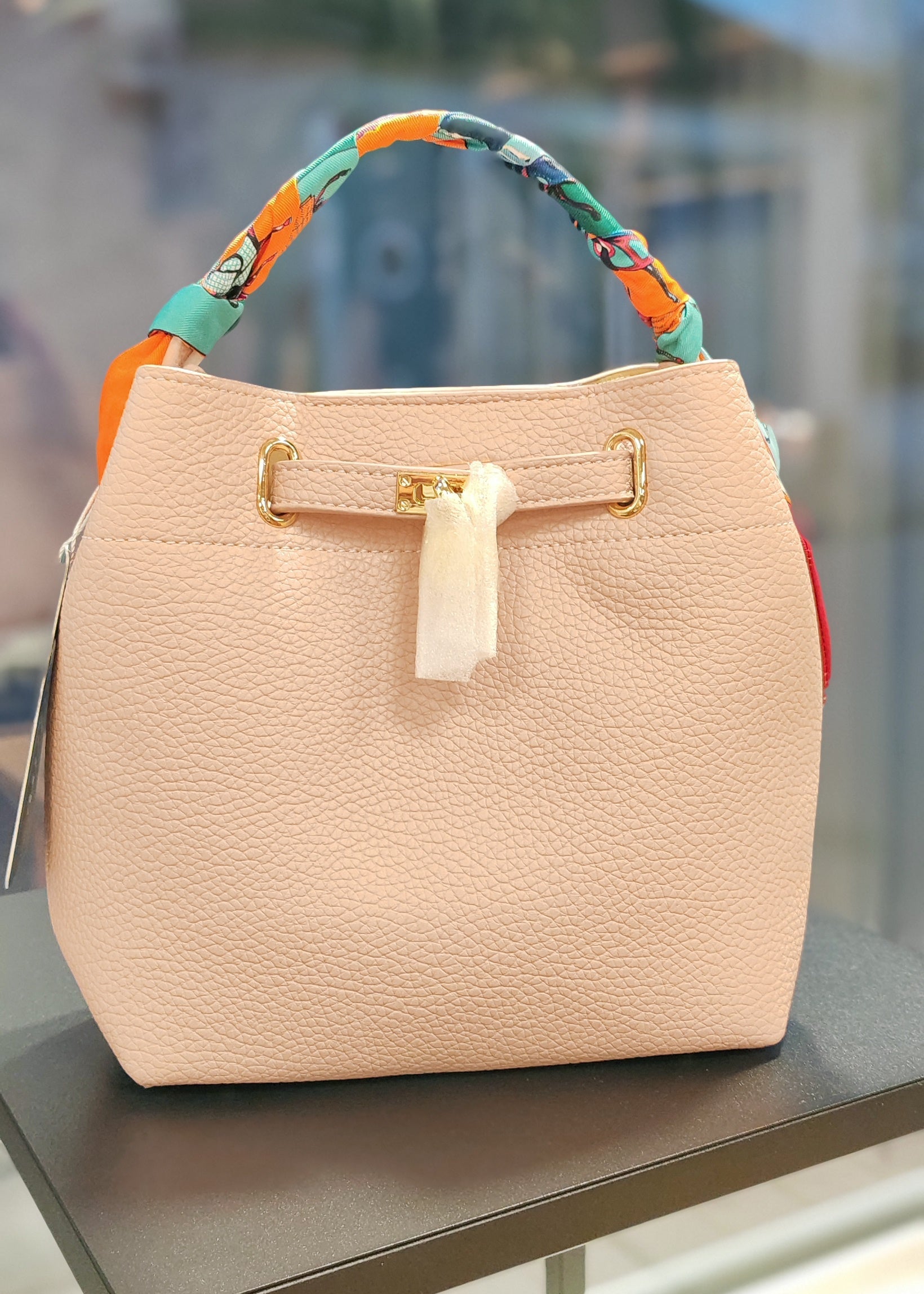 Sac à main Rose avec ruban coloré noué sur la poignée – Accessoire tendance Vogue N°8