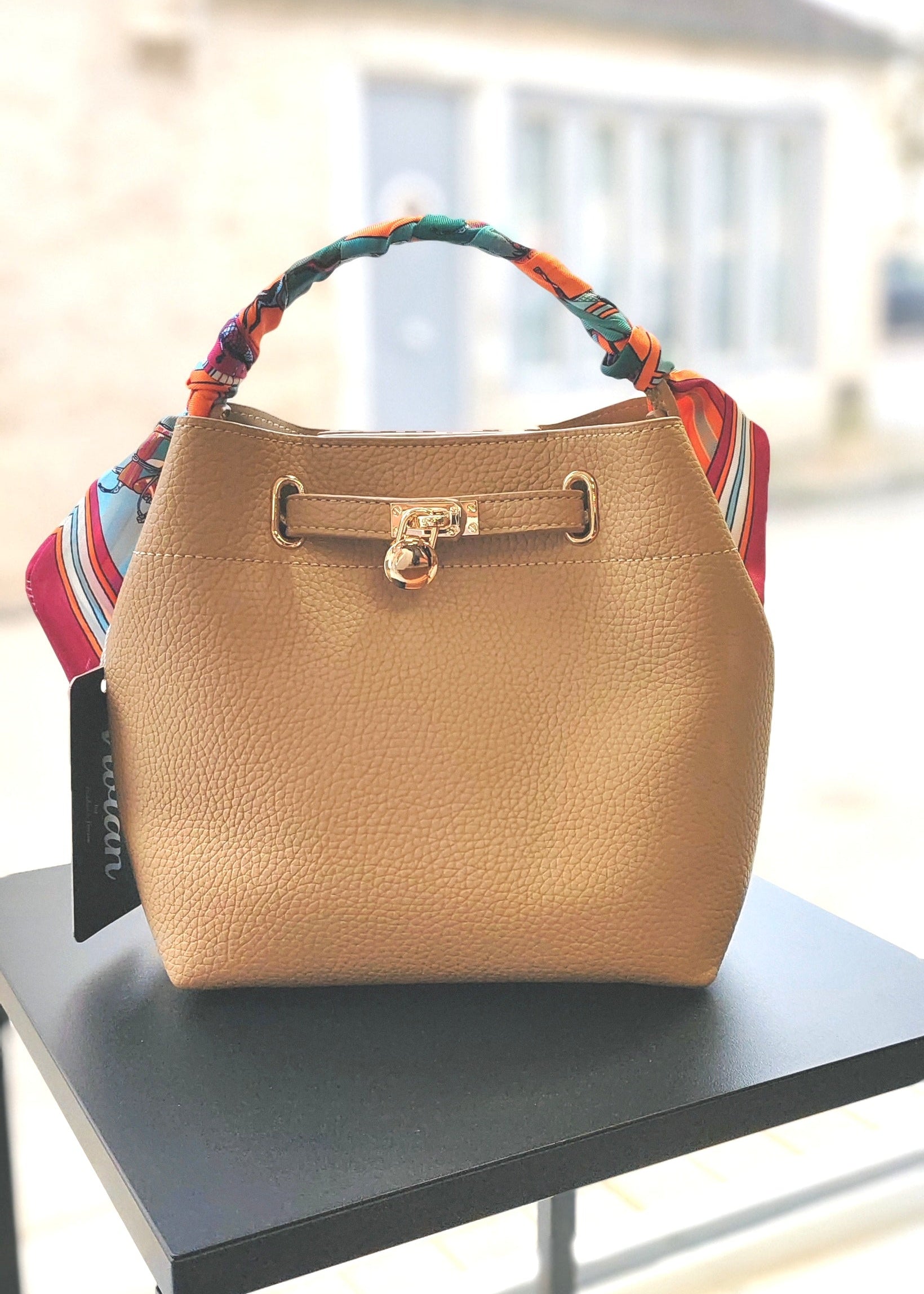 Sac à main avec ruban coloré noué sur la poignée – Accessoire tendance Vogue N°8