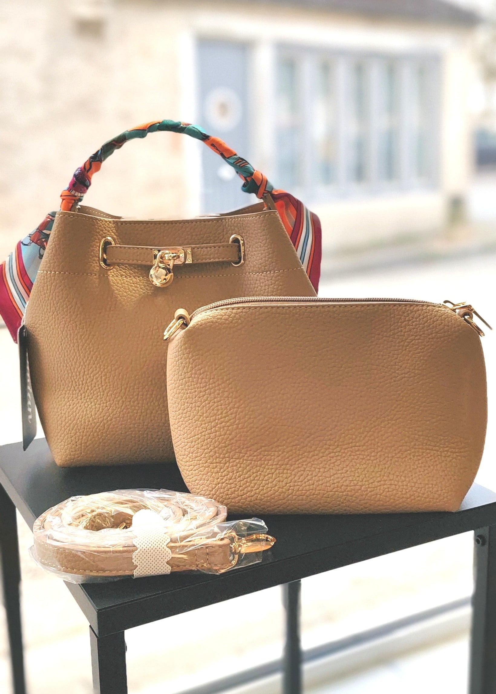 Sac à main avec ruban coloré noué sur la poignée – Accessoire tendance Vogue N°8